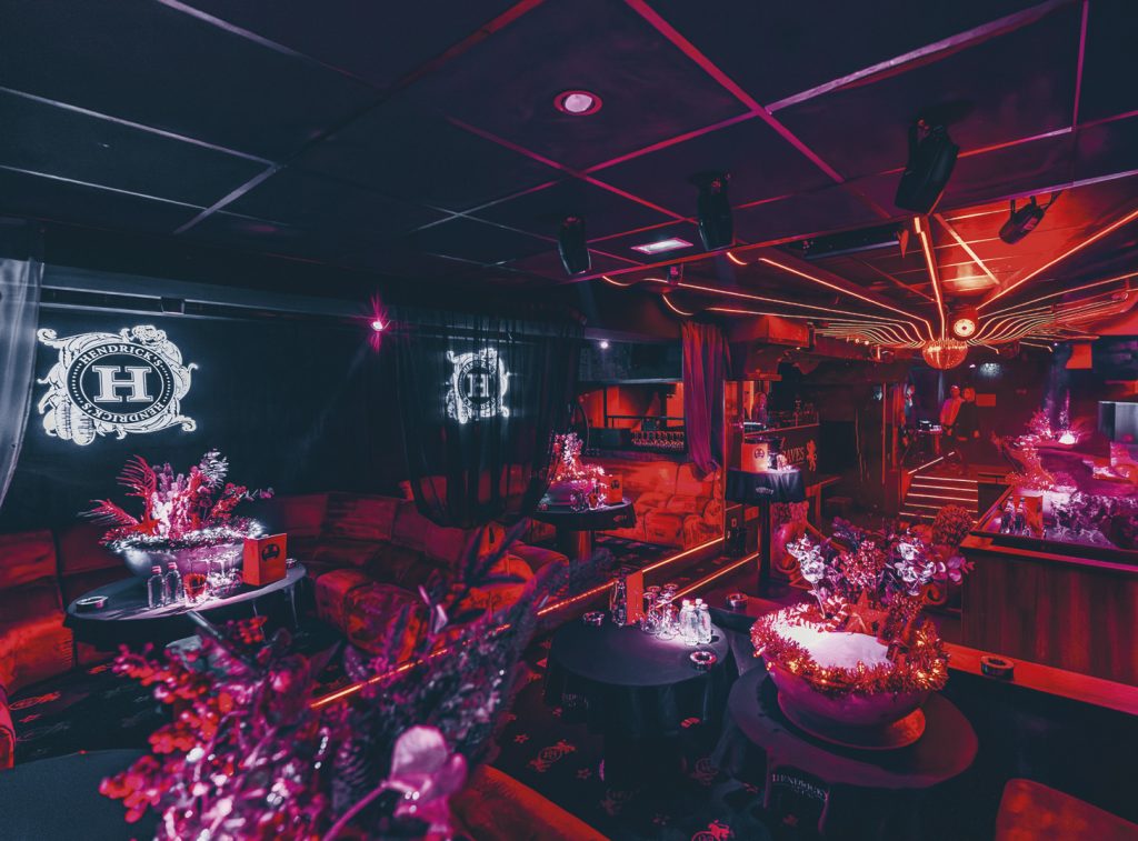 POUR LES PRIVILÉGIÉS DE LA NUIT...