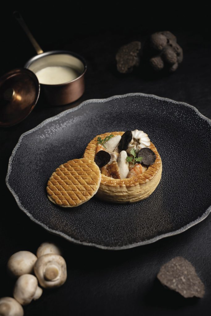 Vol-au-vent de ris de veau, écrevisses, volaille, truffes, par LE K2 ALTITUDE