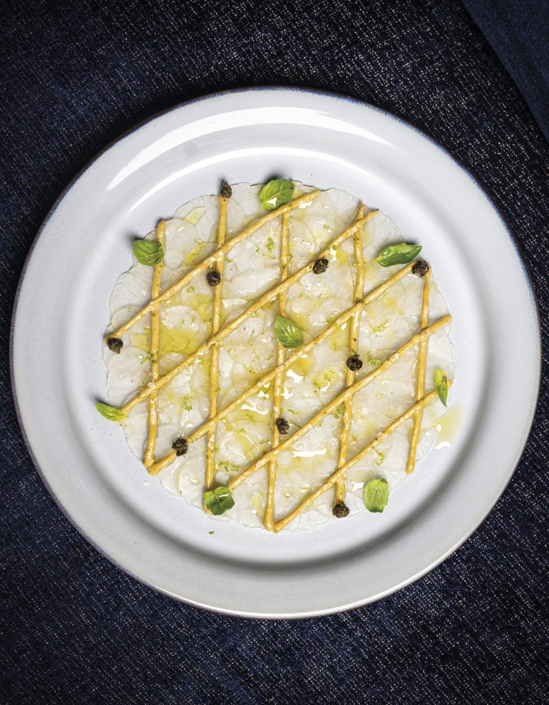 Carpaccio de bar, façon tonnato, câpres croustillantes par BAGATELLE