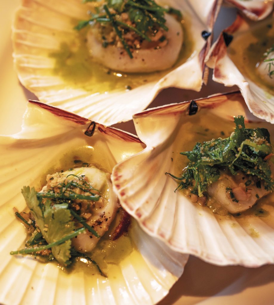 Noix de Saint-Jacques simplement rôties au beurre demi-sel, Chartreuse verte et livèche par LOULOU COURCHEVEL