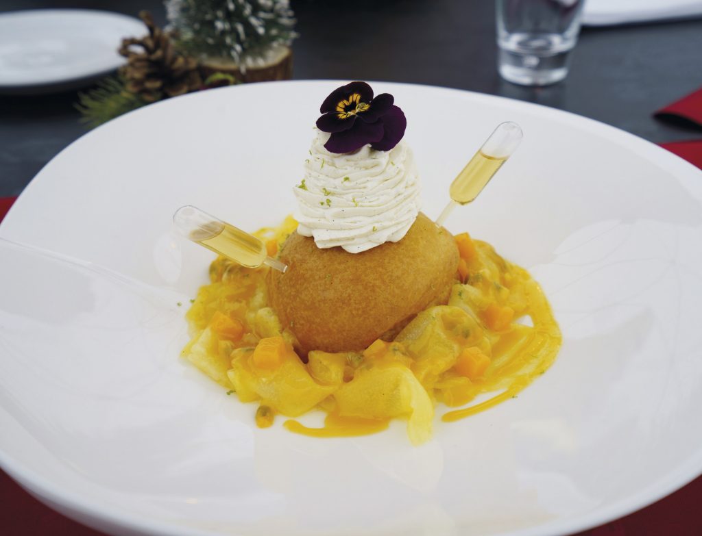 Baba au Rhum Tradition, Fruits Exotiques et Chantilly par LE TREMPLIN