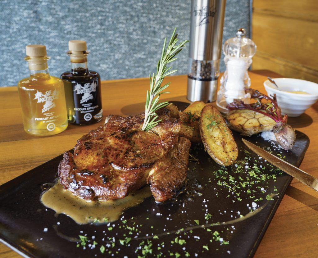 Côte de veau française poêlée, jus de rôti, Purée de pommes de terre Maison  par LE TREMPLIN