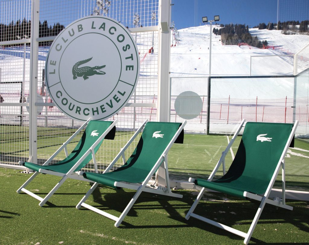 Jouer au padel au pied des pistes de ski 