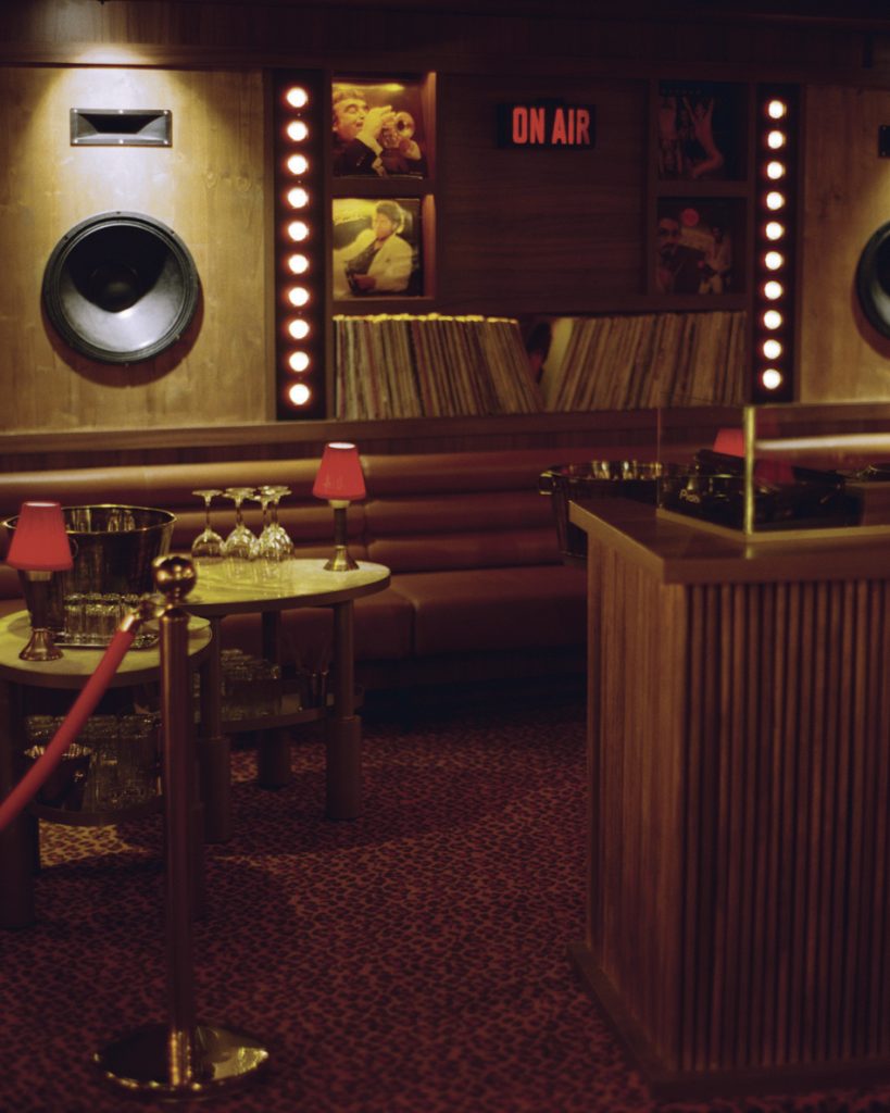 Boire un délicieux cocktail signature